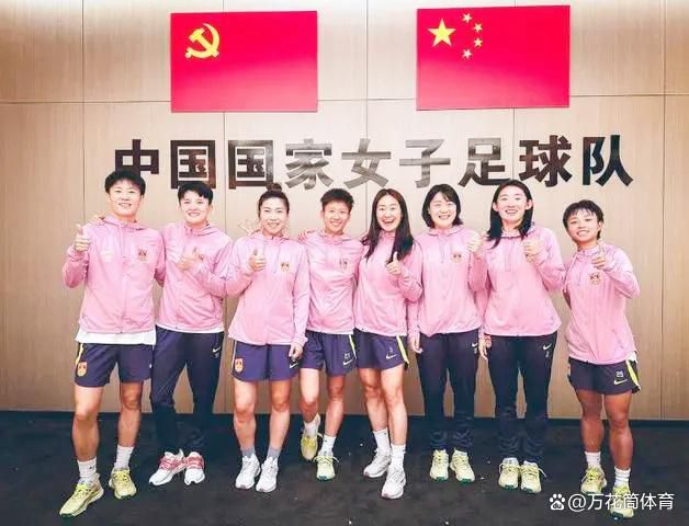 当地时间6月20日，史蒂文·斯皮尔伯格和擎天柱、大黄蜂一起走上了开幕红毯，场面十分壮观。