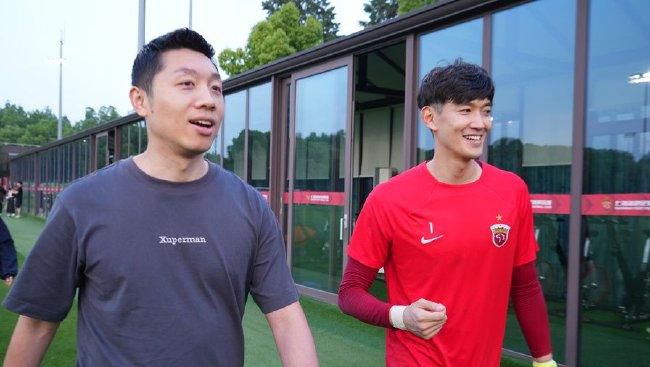 与上一部中的美国队长不同的是，该替身演员的战袍只有蓝、灰两色，要不是没有背后的盾牌 “锦鲤”杨超越全副武装游泳 穿绑带泳衣秀美背 2019-07-15 7月15日，火箭少女101成员杨超越通过微博晒出一组游泳的照片。