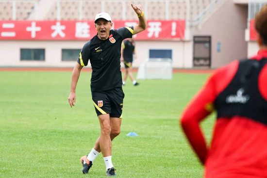 阿斯哈·法哈蒂新片国际发行权将在柏林影节销售 2020-02-12 据外媒报道，伊朗导演阿斯哈·法哈蒂将执导新片《英雄》。