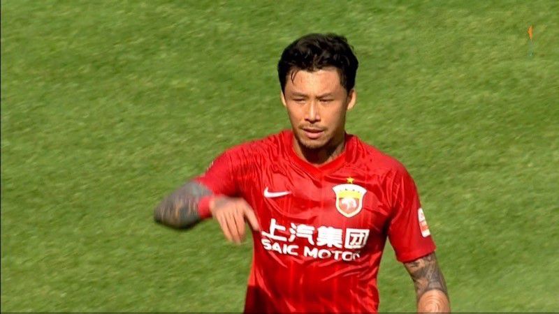 胡一天工作室怒斥谣言:立即删除道歉 2017-12-19 近日，凭借《致我们单纯的小美好》爆红的胡一天传出不少流言蜚语，有网友曝胡一天红了之后抛弃女友并且恋爱期间劈腿。
