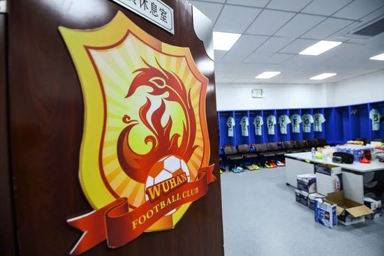 电影《小猪佩奇过大年》发布“团圆路”海报和“回家过年”主题剧照，陪伴万千家庭千里相聚，老少三代春节团圆看佩奇。