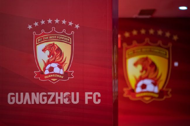 在他们的身后，是影片的外景地。