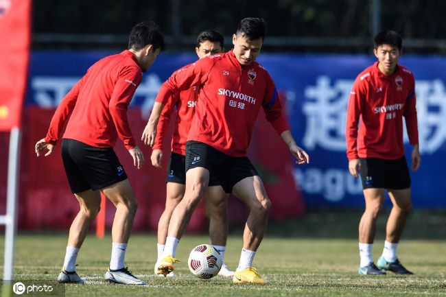 《老友记》其余五位主演詹妮弗·安妮斯顿、柯特妮·考克斯、丽莎·库卓、马特·勒布朗和大卫 《摩天大楼》纽约首映 抖森楼西耶娜蛮腰羞涩笑 2016-04-21 “抖森”汤姆·希德勒斯顿与“撸哥”卢克·伊万斯、西耶娜·米勒现身新作《高楼大厦》纽约翠贝卡首映礼 《老友记》“钱德勒”扮演者英年早逝 年仅54岁 2023-10-30 近日，据外媒报道，经典美剧《老友记》“钱德勒”扮演者马修·派瑞去世，享年54岁。