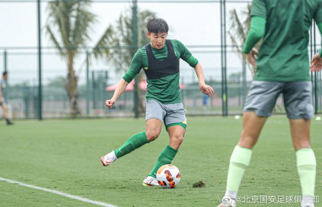 ”《阿甘正传》聚焦个体与历史的互动，《此心安处》的叙事野心显然更加宏大，通过一间房间的沉浸视角，凝缩从史前文明到现代社会的沧海桑田，在不变的空间中关注时间的流逝和生活的变化。
