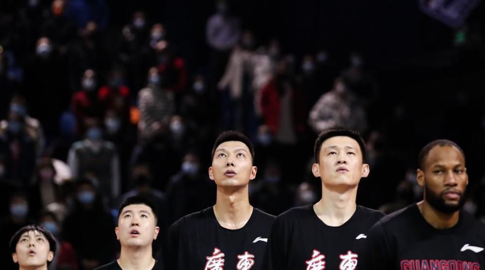 在现场，他拿着吉他在台上演唱多首经典歌曲引发全场大合唱，还在舞台上准备了沙发道具，场面显得温馨亲近。