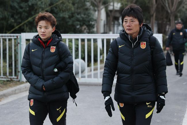 在积累了一定的名气之后，欧格斯 剧集《企鹅人》曝新海报 科林·法瑞尔崛起哥谭！