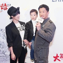 “坏叔叔”黄渤也帅气亮相，和马伊琍以及老戏骨斯琴高娃坐在一桌，但是互相之间鲜有交流。